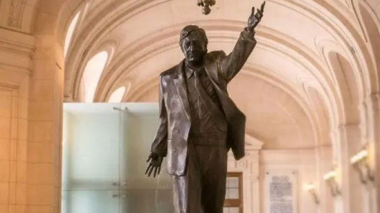 Retiraron la estatua de Néstor Kirchner del CCK HaceInstantes Toda