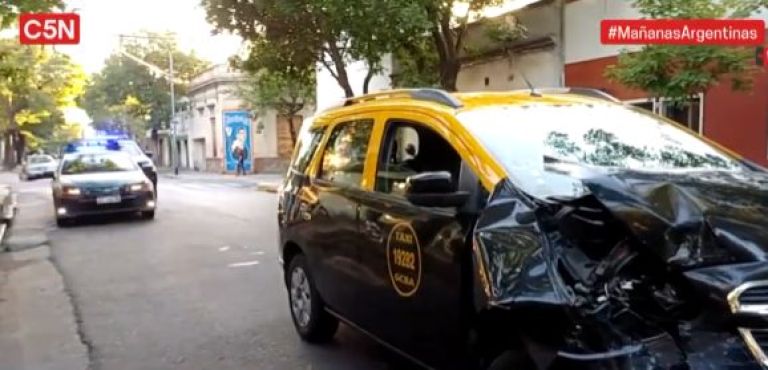 Barracas un taxi chocó con un patrullero y hubo 5 personas heridas