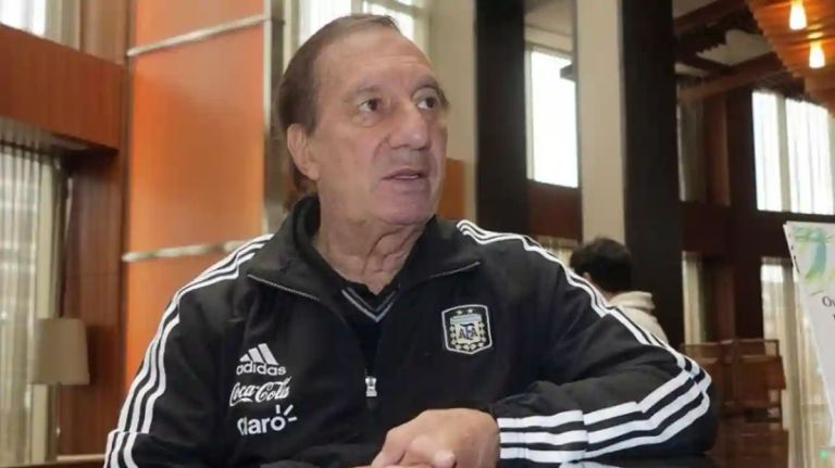 Carlos Bilardo Recibi La Visita De Dos Ex Estudiantes Haceinstantes