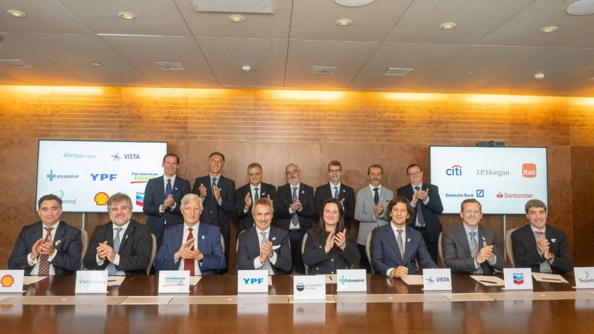 Sentados (de izquierda a derecha): Pablo Gamero; CFO Shell; Adolfo Zuberbuhler, CFO de Pampa Energía; Rodolfo Berisso, Vicepresidente Ejecutivo de Administración y Finanzas de Pan American Energy; Federico Barroetaveña, CFO de YPF; Nancy Repetto, CFO Pluspetrol; Pablo Vera Pinto, Co Fundador y CFO de Vista Energy; Gerald Free, General Manager Business Performance & Finance - Chevron Argentina; Claudio Gugliuzza, Presidente de Áreas Corporativas de Tecpetrol. Parados (de izquierda a derecha): Juan Borchardt, presidente de Deutsche Bank; Facundo Gomez Minujin, CEO Argentina, Uruguay, Bolivia and Paraguay at JPMorgan Chase & Co; Horacio Marín, Presidente y CEO de YPF; Juan O' Connor, CEO Argentina Itau; Federico Elewaut, CEO at Citibank Argentina: Alejandro Butti, Chief Executive Officer & Country Head en Santander Argentina; Gustavo Chaab, CEO de VMOS.