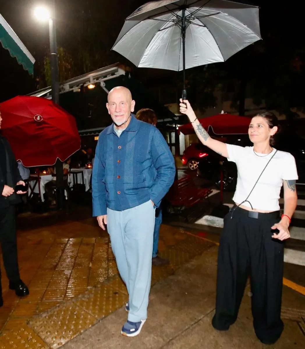 John Malkovich en la Ciudad, ingresando a Don Julio