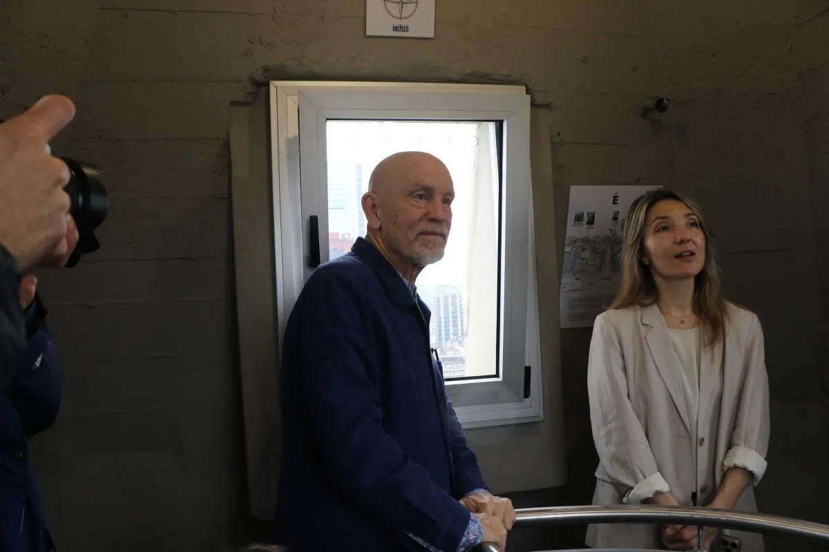 John Malkovich visitando el interior del Obelisco