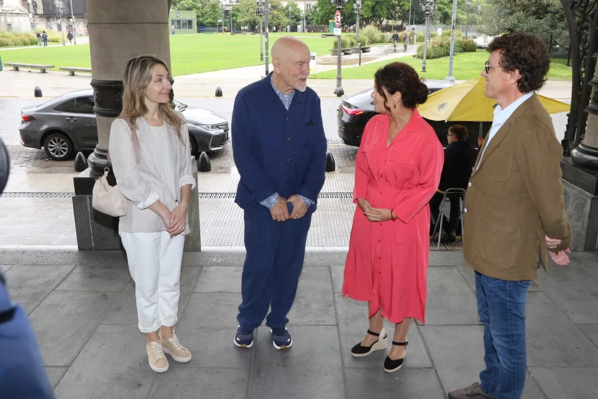 John Malkovich en la entrada del Teatro Colón