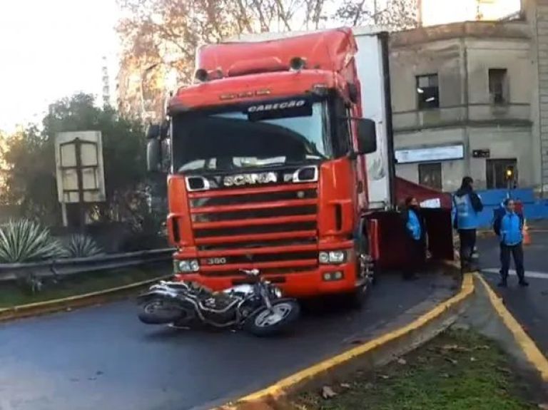 Accidente fatal en la autopista 25 de Mayo entre una moto y un camión ...