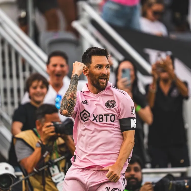 Locura por Messi: un fanático saltó la valla y fue detenido por la Policía