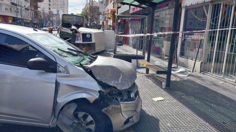 Villa Crespo: cinco heridos en un violento choque y vuelco en una ...