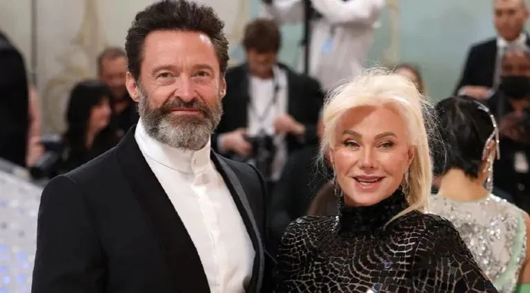 beso de hugh jackman y esposa