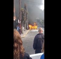 Ramos Mejía: susto por voraz incendio de un colectivo en plena calle