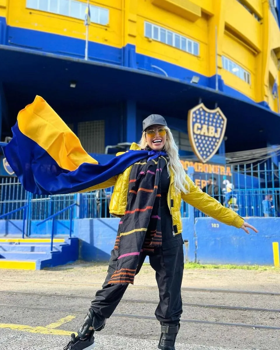 Vicky Xipolitakis participó del banderazo de Boca en Brasil y enloqueció a  los hinchas | HaceInstantes: Toda la información en pocas palabras