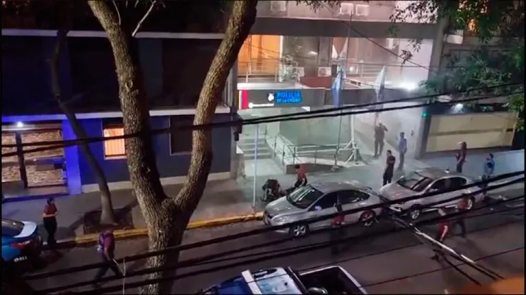 Incendio en una comisaría de Palermo: Cinco hospitalizados