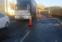 Autopista Buenos Aires-La Plata: volcó un camión con bebidas y hubo demoras