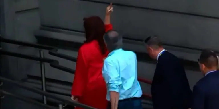 El gesto obsceno de Cristina Kirchner al ingresar al Congreso