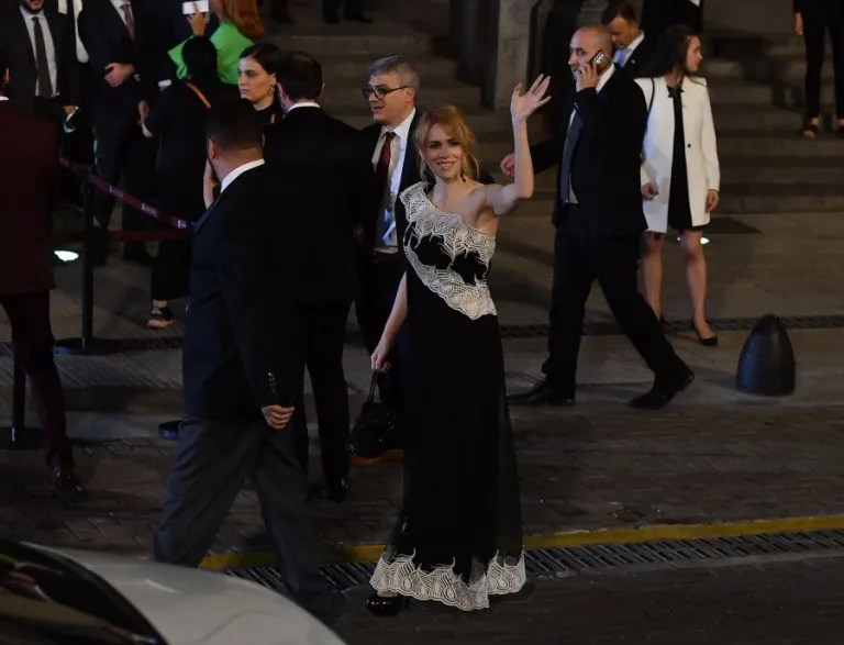 Lilia Lemoine protagonizó un momento bizarro a la salida del Teatro Colón 