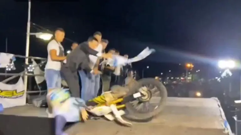 [VIDEO] Un intendente fue embestido por un motociclista en una competición