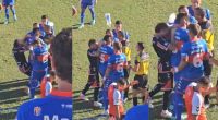 Un hincha de Tigre le tiró un botellazo a un jugador de Chacarita y suspendieron el partido