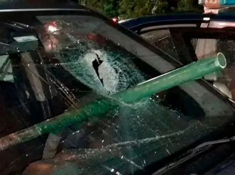 Violento ataque en Belgrano: rompieron con un caño el vidrio delantero de su auto