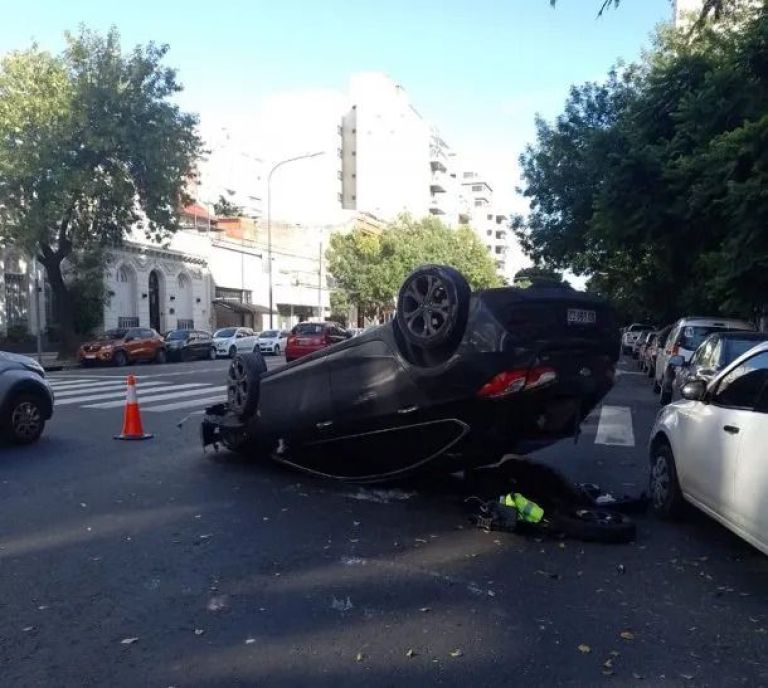 [VIDEO] Un hombre chocó y volcó con su auto en Colegiales