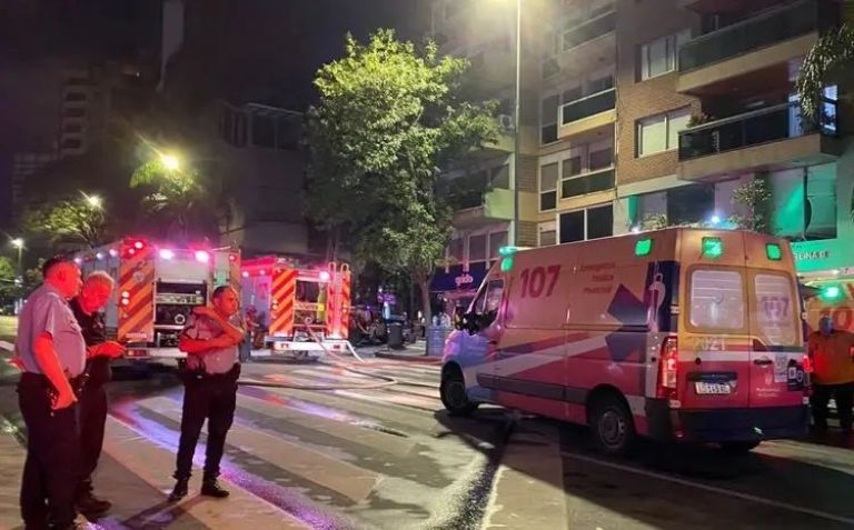 Murió un joven tras saltar de un piso 12 durante un incendio en Córdoba