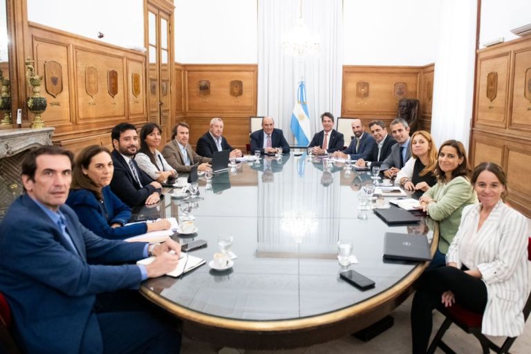 El Gobierno mandará este martes el borrador final de la Ley Bases ...