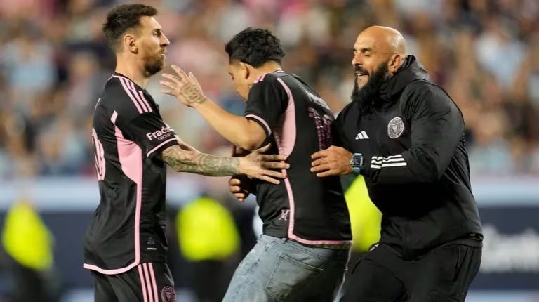 La impresionante corrida del guardaespaldas de Messi para interceptar a un fanático