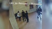 [VIDEO] Una mujer intentó quitarle el arma a una policía y fue reducida