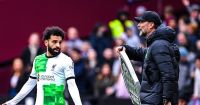 [VIDEO] Duro cruce entre Klopp y Salah durante el empate que alejó a Liverpool del título