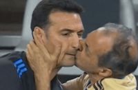 El divertido momento de Scaloni y el utilero tras la clasificación de Argentina: "Dame un beso”