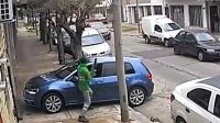 [VIDEO] Un barrendero frustró a escobazos el robo de un auto en San Isidro