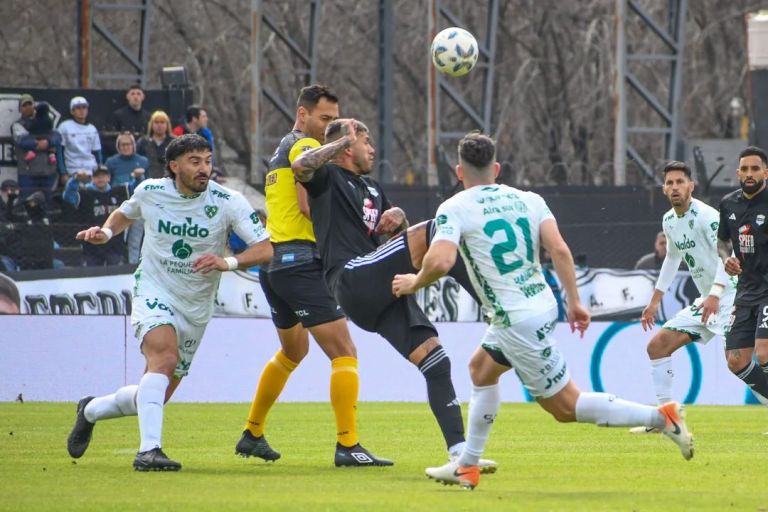 Unbelievable! Deportivo Riestra played with 12 players against Sarmiento de Junín