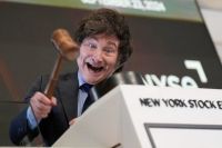 Javier Milei tocó la campana en Wall Street y abrió la jornada bursátil