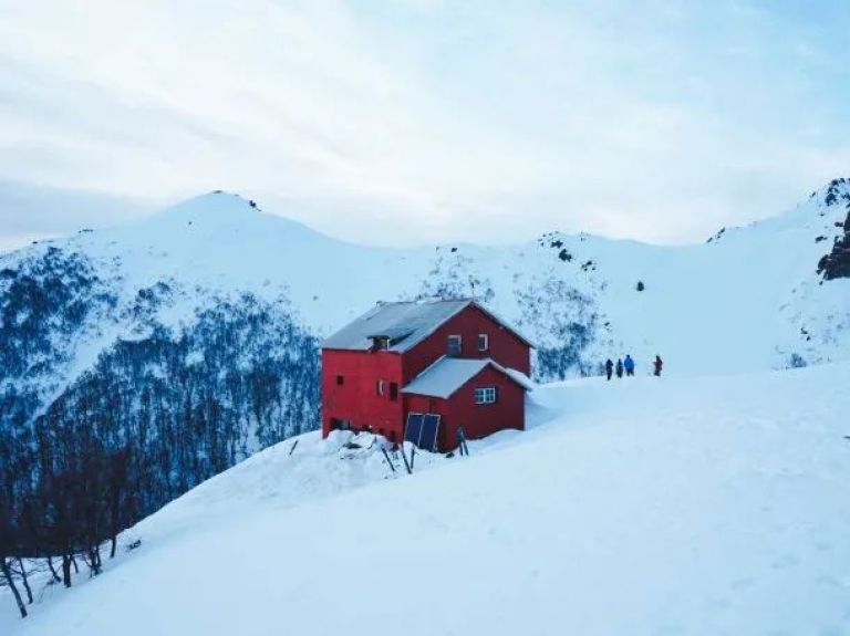 Avalancha en el Cerro López: Hallaron con vida a un esquiador ...