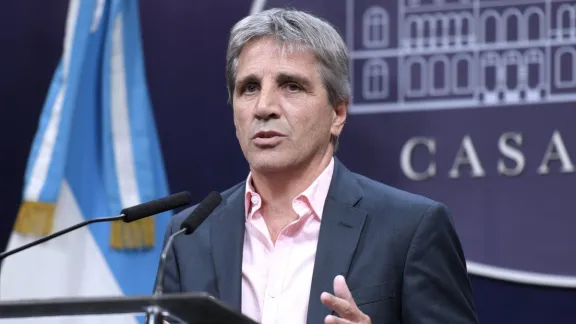 Luis Caputo criticó a la oposición: “Son unos impresentables y unos burros”