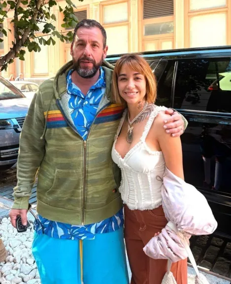 María Becerra conoció a Adam Sandler en Nueva York y compartió su emoción en redes