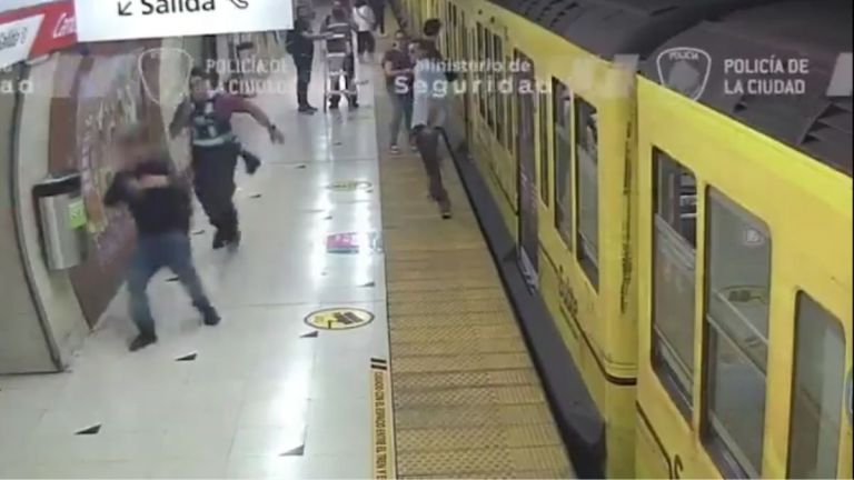 Detuvieron a dos ladrones que robaban celulares en la Línea B del subte ...