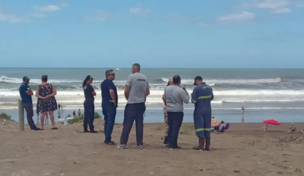 Necochea: Intensificaron la b&uacute;squeda de un joven que se meti&oacute; a nadar en el mar y desapareci&oacute;