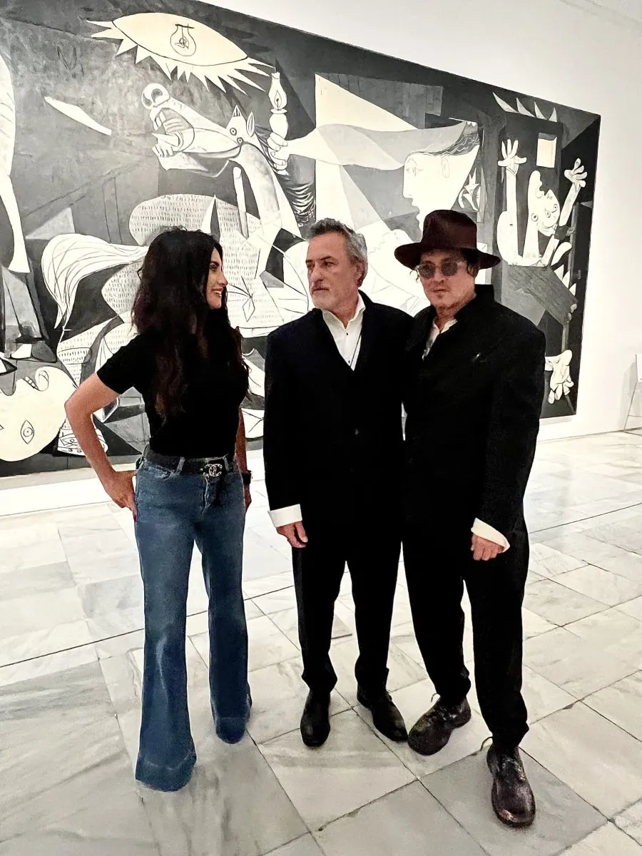 Johnny Depp y Corcho Rodríguez visitaron el museo Reina Sofía junto a  Penélope Cruz | HaceInstantes: Toda la información en pocas palabras