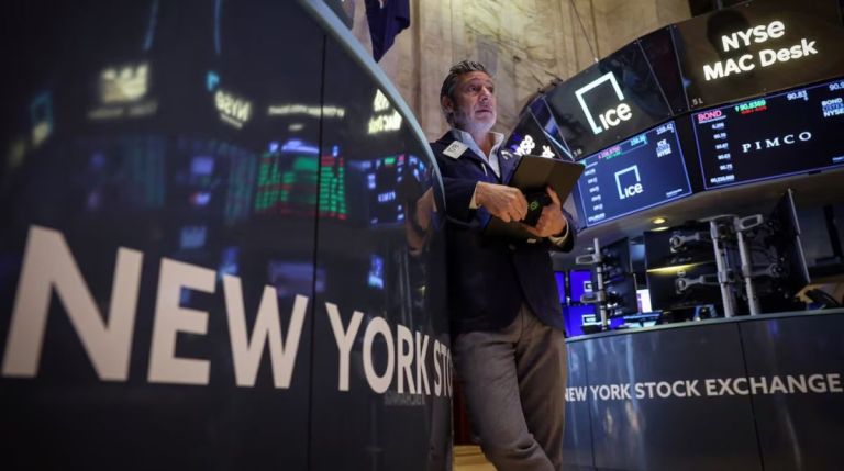 Suba de tasas: el dólar marca récord y acciones argentinas caen en Wall ...