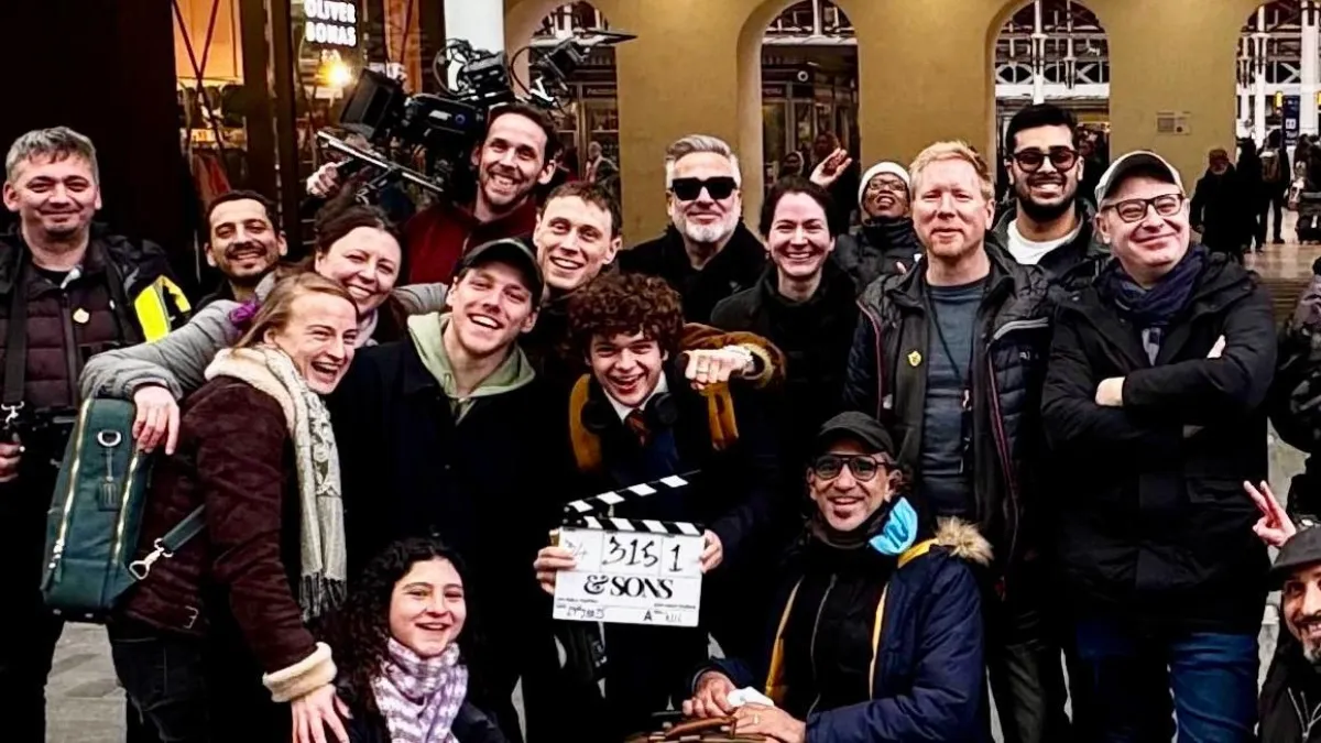 Foto de fin de rodaje con George MacKay, Noah Jupe, Pablo Trapero, Axel Kuschevatzky y Diego Kolankowsky.