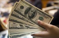 El dólar sigue estable y se despega del techo fijado por el BCRA