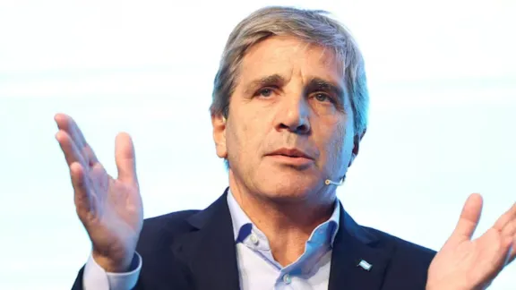 Caputo volvió a defender el valor del dólar y negó un atraso cambiario 