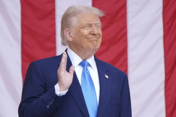 Pasajes gratuitos y bono de US$ 1.000: La polémica campaña en EE.UU. para "autodeportarse"