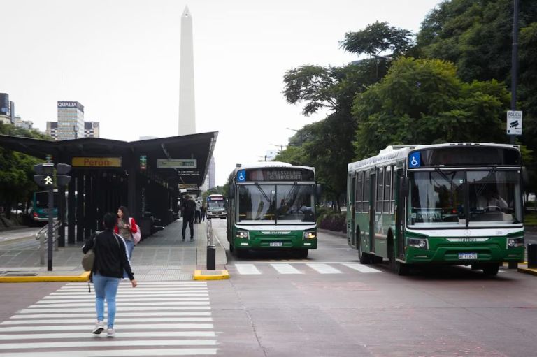 Paro de colectivos en el AMBA: Qué líneas son afectadas | HaceInstantes ...