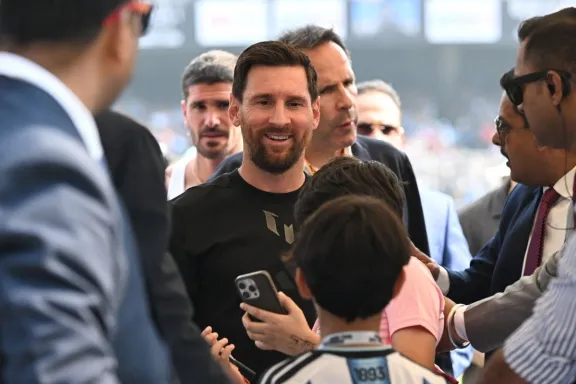Furor por Messi en la India: Fotos, homenajes simbólicos y suspensión por invasión