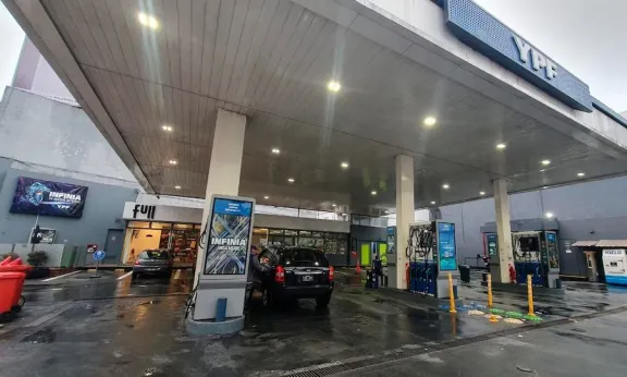 YPF anunció una baja del 2% en el precio de la nafta para esta semana