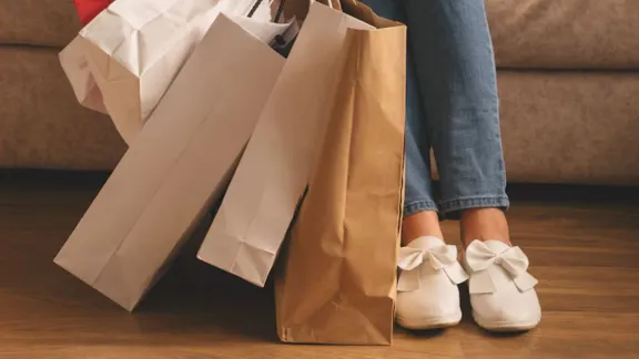 El consumo de los hogares cayó en noviembre y marcó el primer retroceso interanual