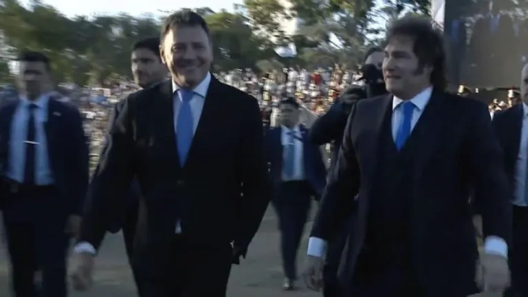 Milei encabezó el traslado del sable corvo de San Martín en San Lorenzo y fue ovacionado en el acto oficial