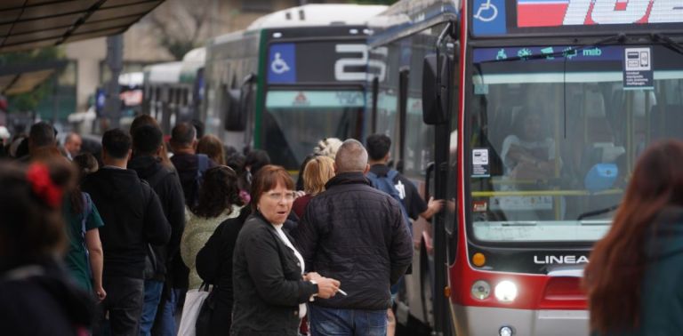 El Gobierno intimó a la UTA y a La Fraternidad y amenaza con quitarles ...
