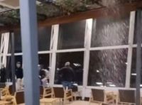 Temporal en AMBA: Se derrumbó parte del techo de una zona gastronómica en Aeroparque