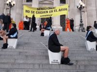 “No se caguen en el agua”: Activistas realizaron una llamativa protesta contra la Ley de Glaciares
