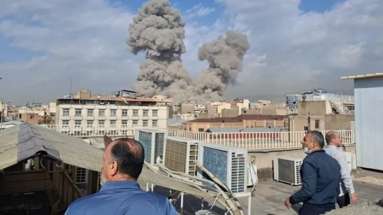 Irán reportó al menos 40 muertos tras los ataques coordinados de EE.UU. e Israel